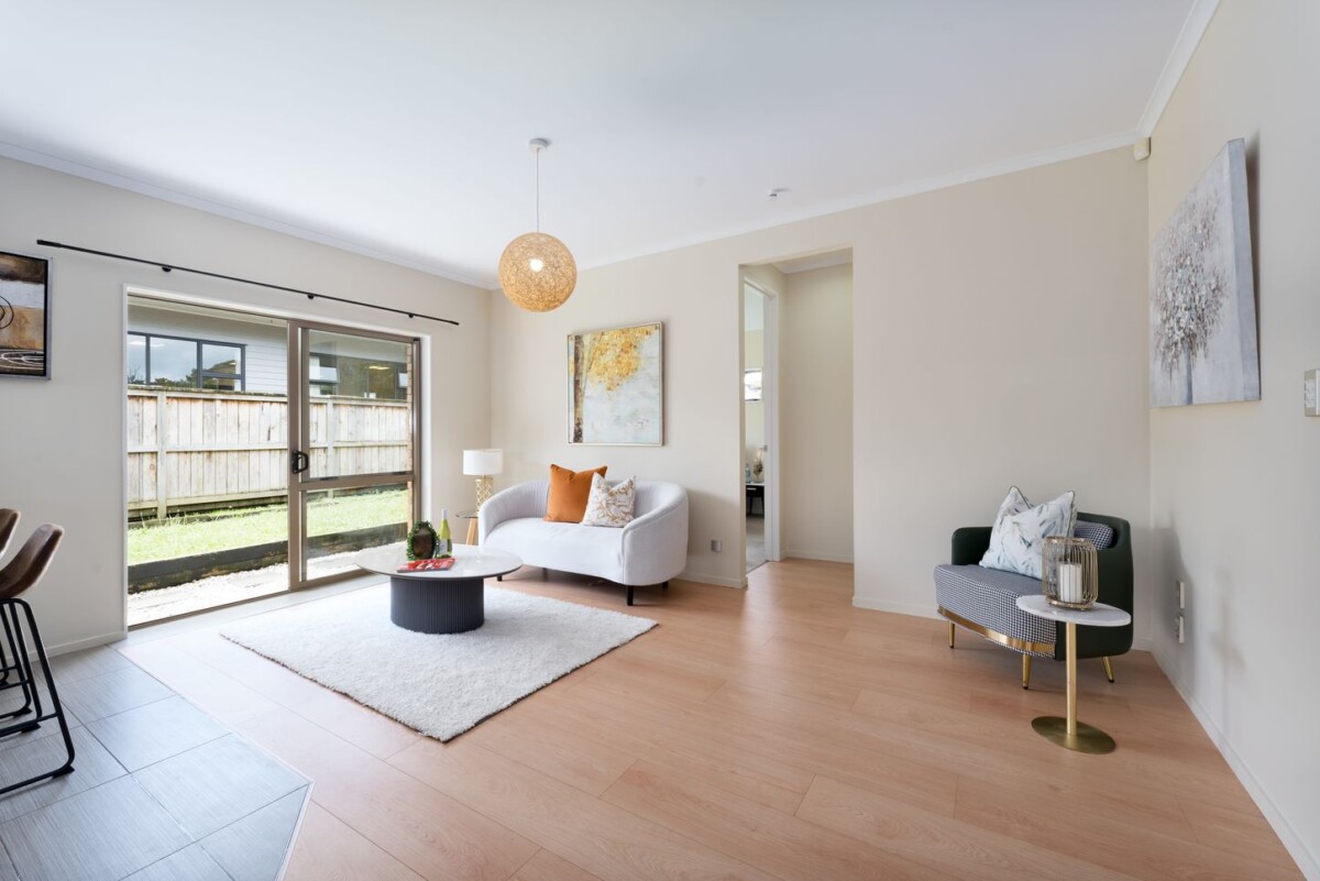 Too Busy To Handle Two Properties, 5 beds house on 437m2 section, 16H Lincoln Road, Henderson, Auckland
