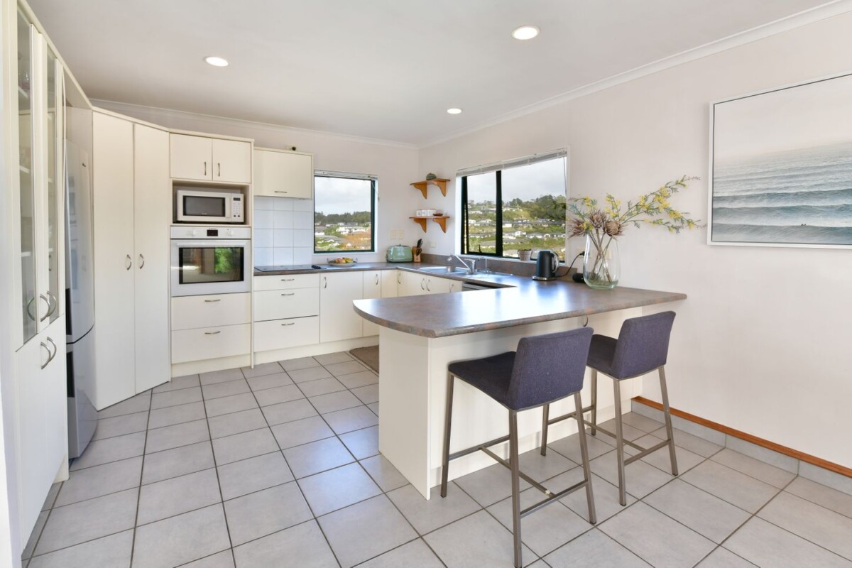 200m2 4 beds house 2 baths house with garage with sea views, Whangaparoa School & College zoning, Walk to Stanmore Bay Beach, New World, cafés, bus stops & leisure centre, 2/603 Whangaparaoa Road, Stanmore Bay, Auckland