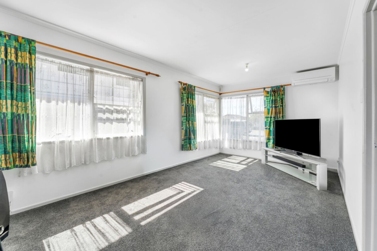 Vendor Downsizing, 3 beds house on 690m2 section, live or develop, 148 Hall Avenue, Favona, Auckland