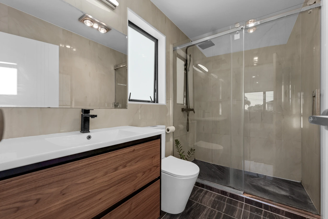 Prime School Zone, standalone 4 beds brick and weatherboard home, one ensuite downstairs, 2C Wilmshurst Avenue, Papatoetoe, Auckland