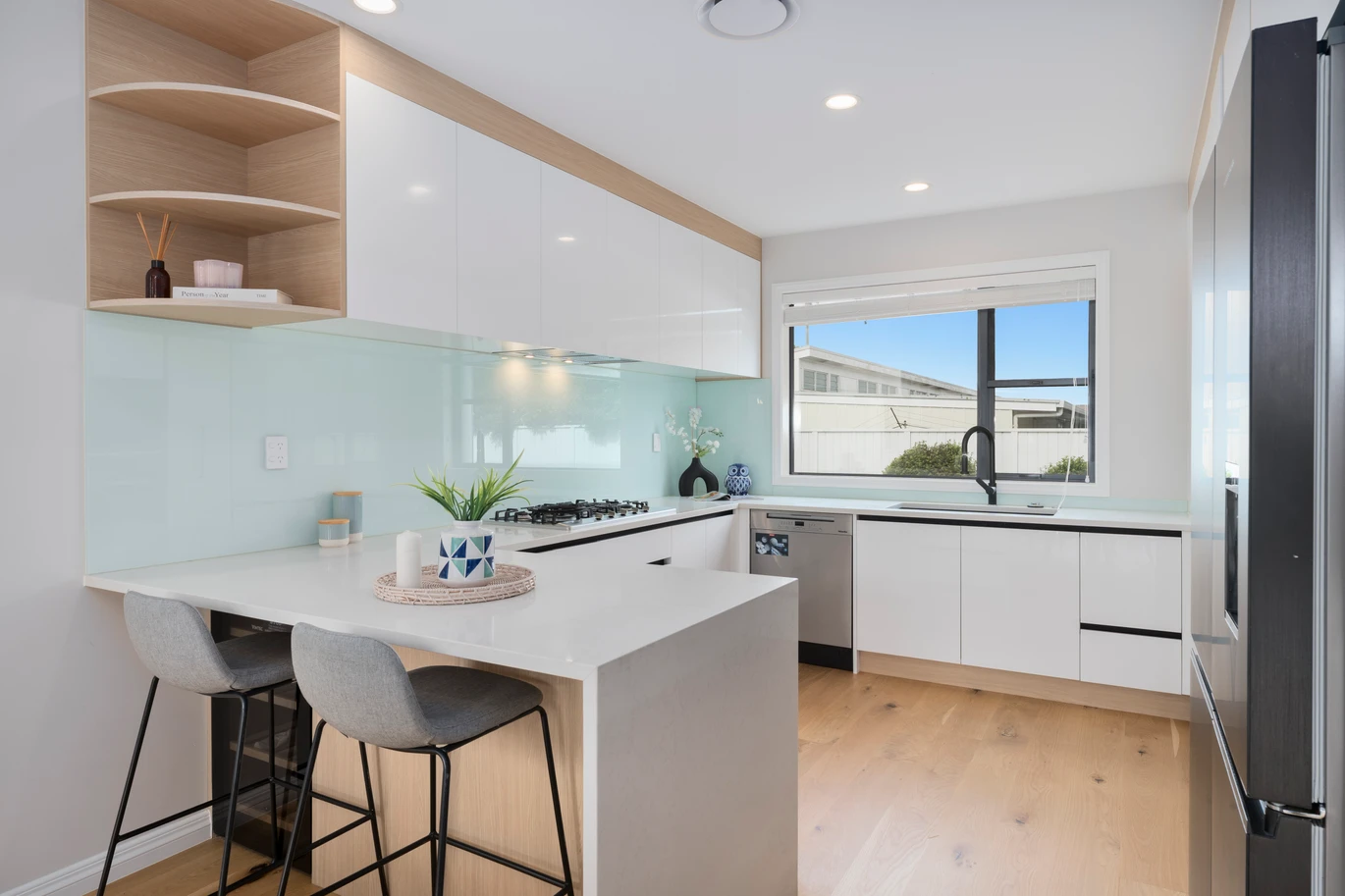 Must sell, freestanding freehold 4 beds house on 286m2 section, overseas vendors, American oak flooring, plush wool carpet, central air conditioning, 69C Rawhiti Road, One Tree Hill, Auckland