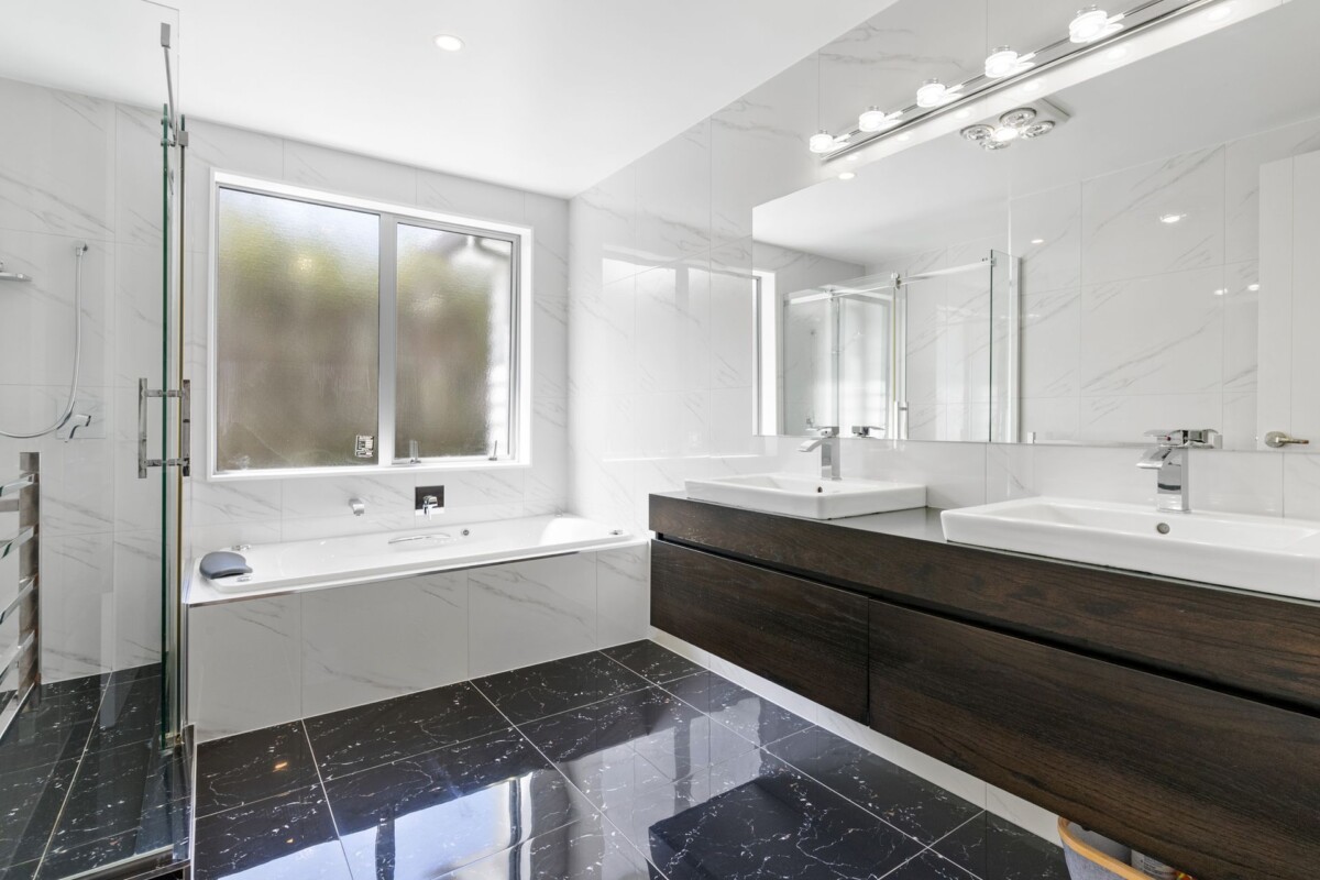 Must sell, Make an offer, Top school zones, 5 beds house on 497 m2 section, central air-conditioning & underfloor heating, 30B Bracken Avenue Takapuna, Auckland