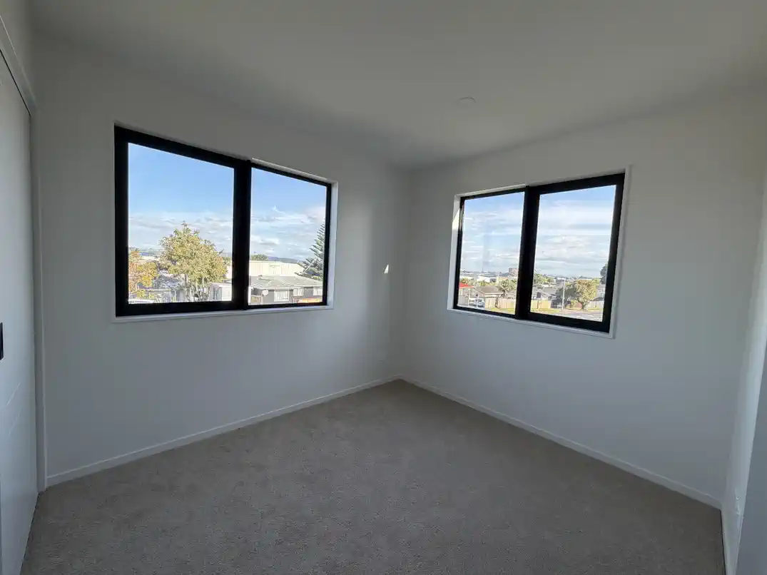 For rent, 4 beds 2.5 baths townhouse, available November 3, 2025, 1/34 Hyperion Drive, Manurewa, Auckland