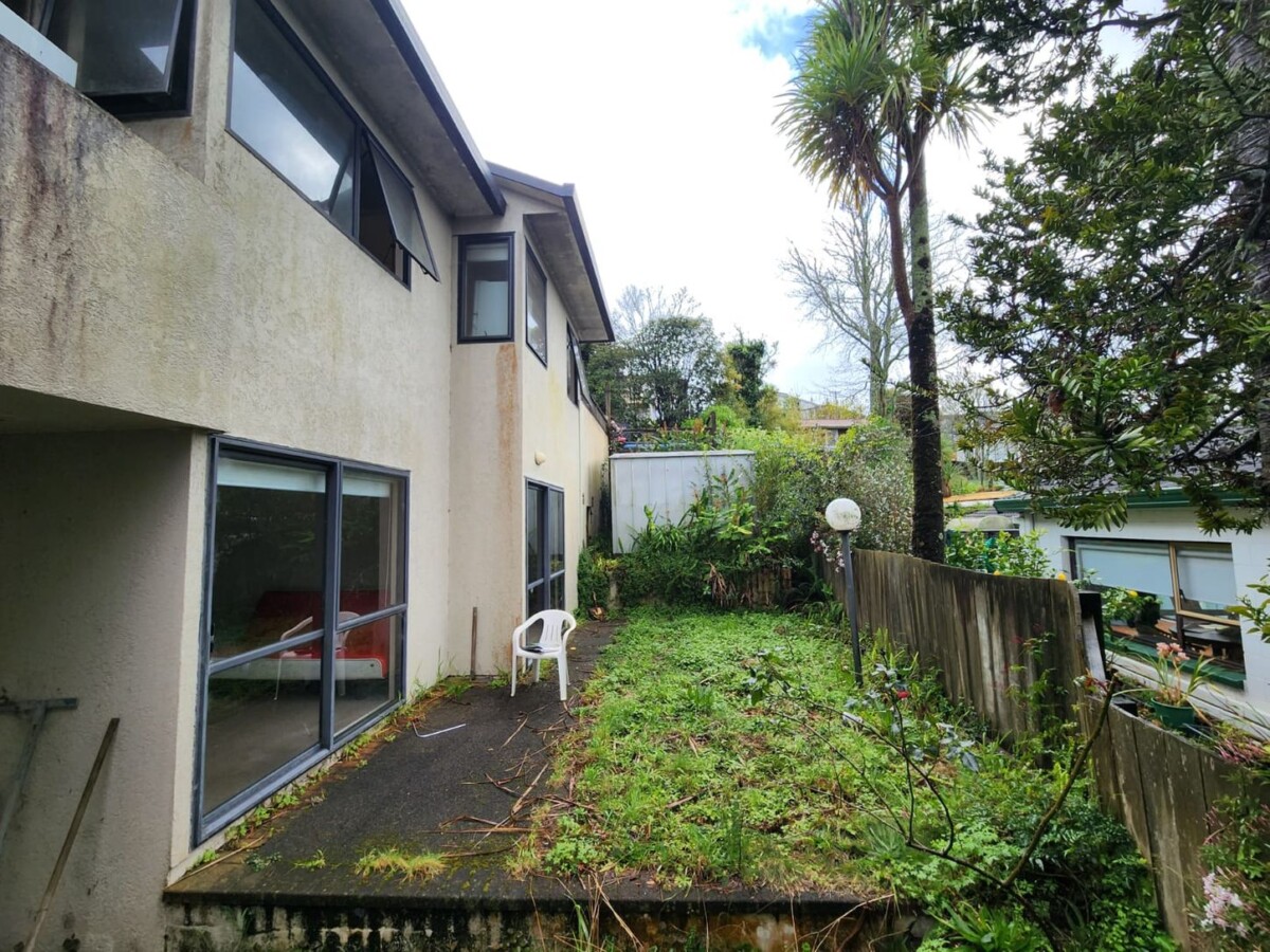 Mortgagee Sale, Freehould 5 beds house on 578m2 section, good school zones, 70A Carlisle Road, Browns Bay, Auckland