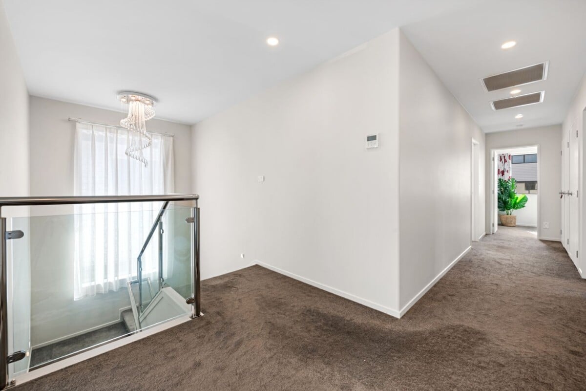 Must sell, Relocating Vendor, 6 beds house with Self-Contained 2-Bedroom Granny Flat, 32 Carrygawley Road, Flat Bush, Auckland