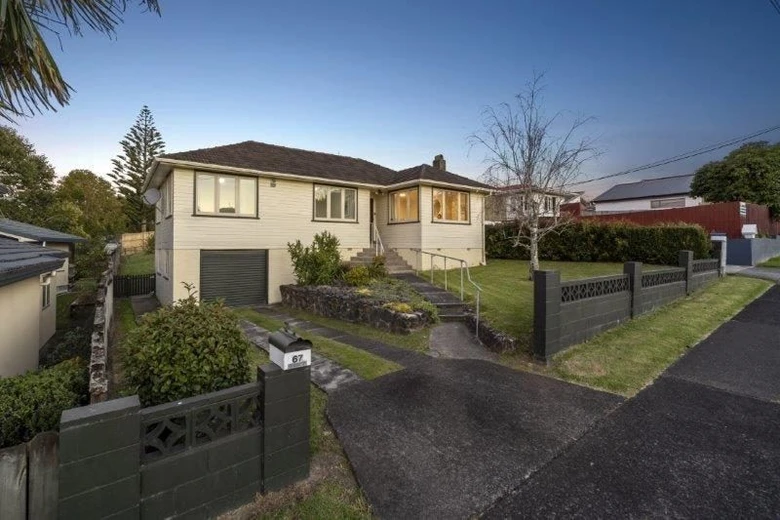 4 beds house on 809 m2 section, live or develop, 67 McLeod Road, Te Atatu South, Auckland