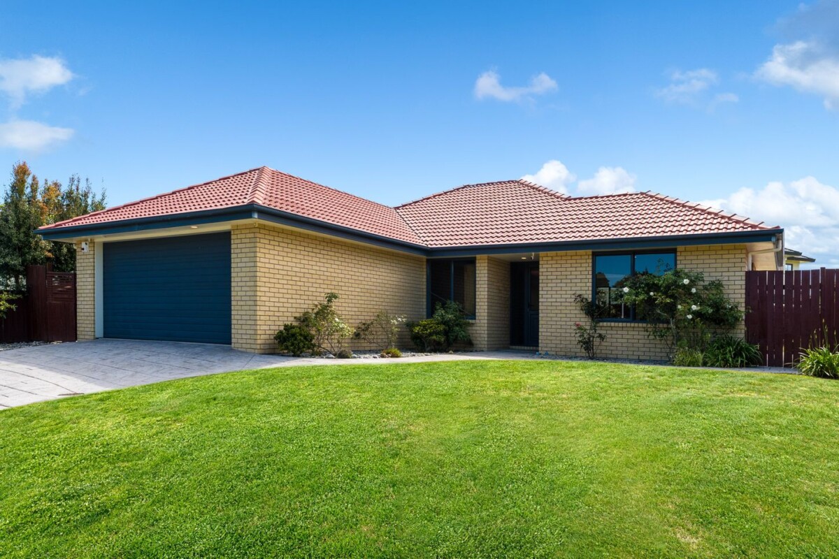 Brick and tile 3 beds house on 576m2 section, overlooking tranquil Semillon Reserve and playground, 4 Shiraz Place, Henderson, Auckland