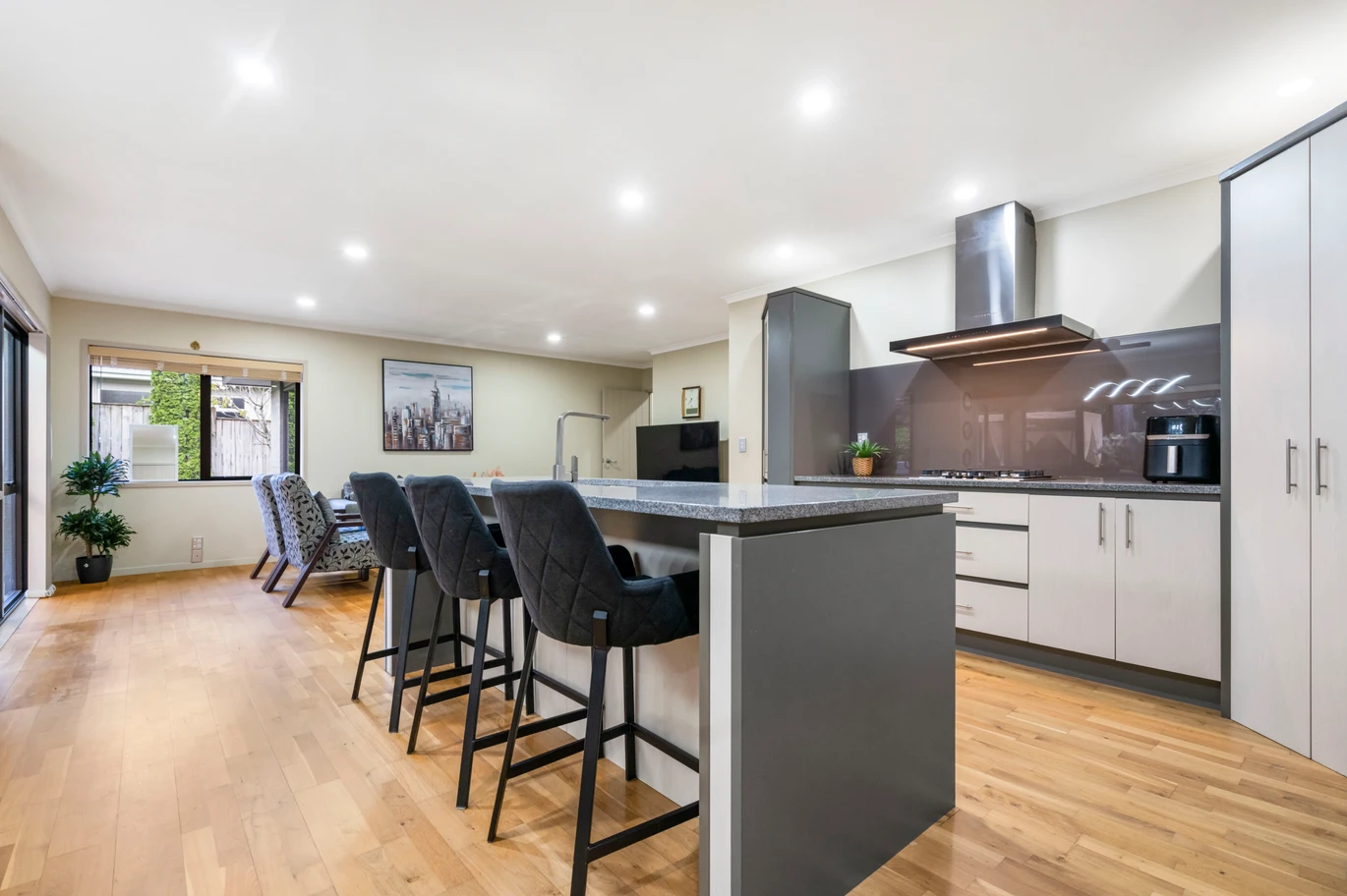Brick and Tile 4 bedrooms house on 548 m2 section, Pergola, walks to schools, 7 Chard Place, Flat Bush, Auckland