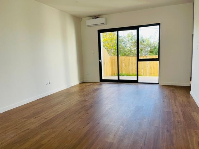 Huge Price Drop – Must Be Sold Urgently, Brandnew 3 beds home with Views, minutes to Westgate Mall, 4/196 Royal Road, Massey, Auckland