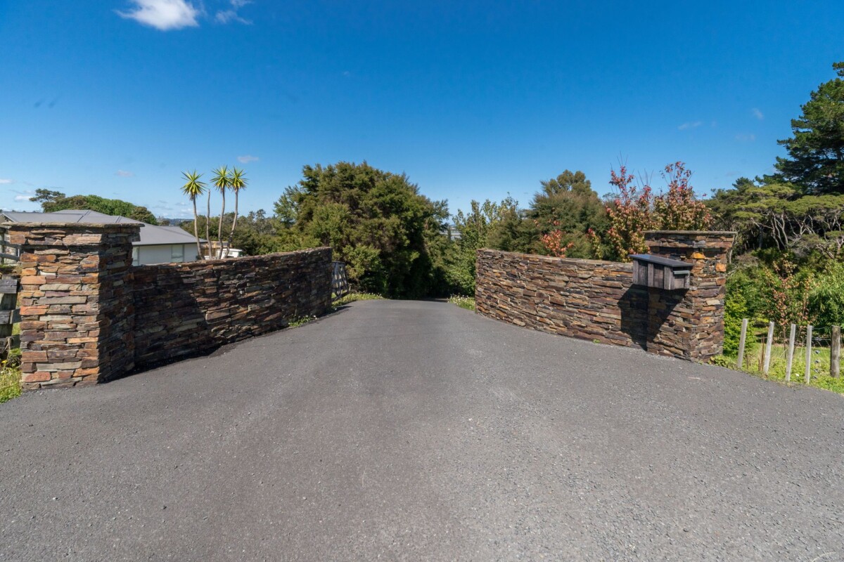 Luxury 598m2 lifestyle 6 beds house on 17,715m2 land, Minutes from Albany Mall, with a private bush track leading to a tidal inlet and boat pier, 42 Merewhira Road, Paremoremo, Auckland
