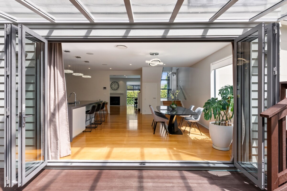 Must sell, Make an offer, Top school zones, 5 beds house on 497 m2 section, central air-conditioning & underfloor heating, 30B Bracken Avenue Takapuna, Auckland