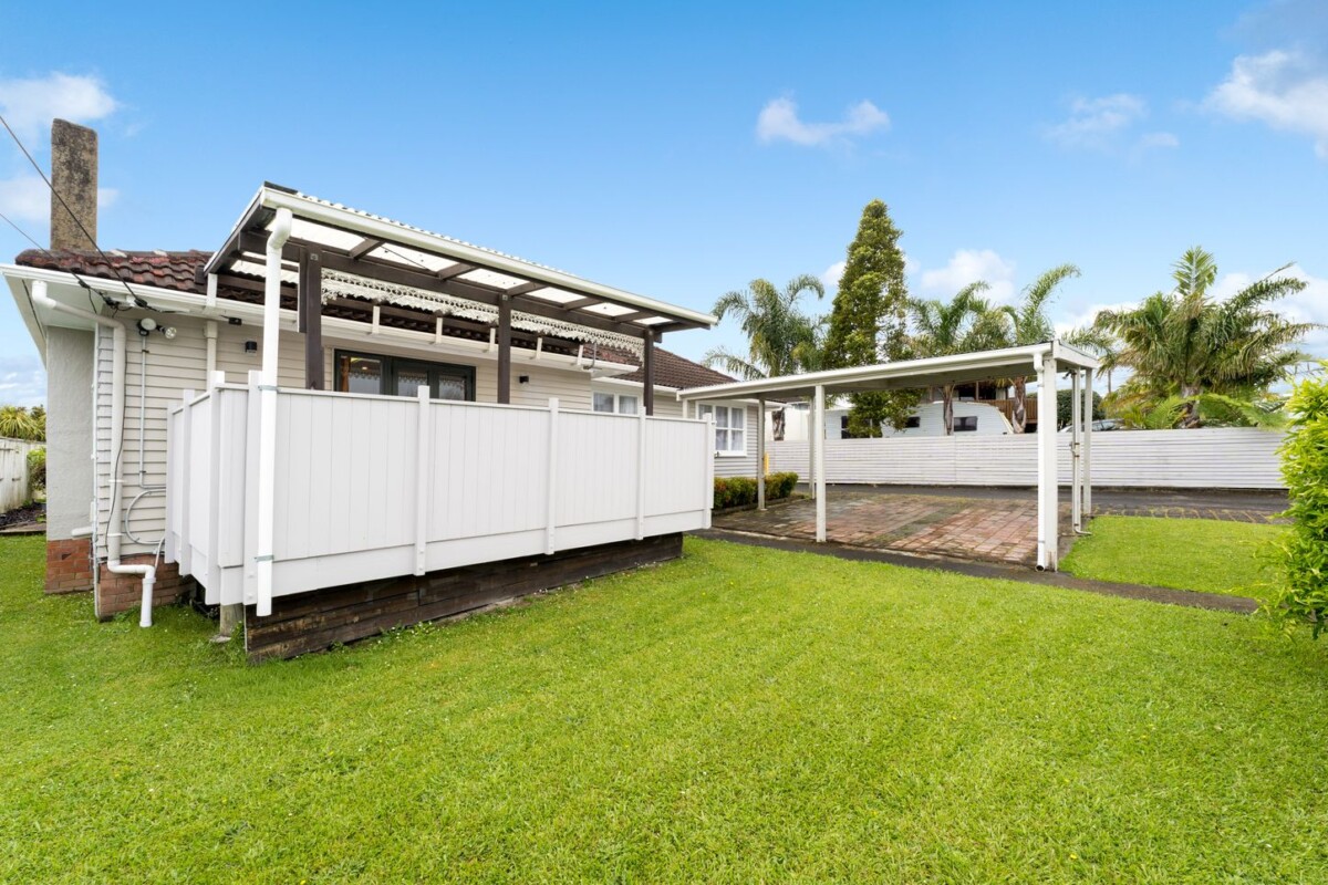 3 beds house on 736m2 section, with 2 beds sleepout, 3 Glen Marine Parade, Glendene, , Auckland