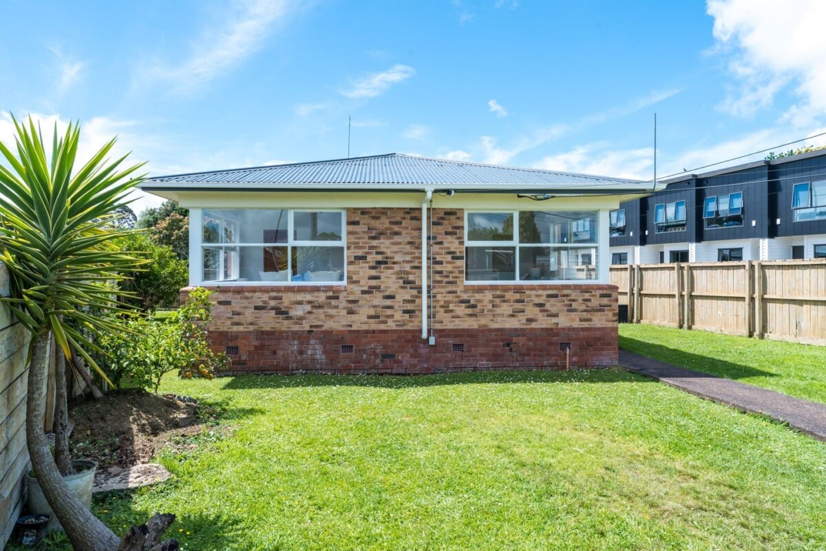 3 beds brick house on 455m2 section, walks to schools, minutes to supermarket & shops, 39 Harrington Road, Henderson, Auckland