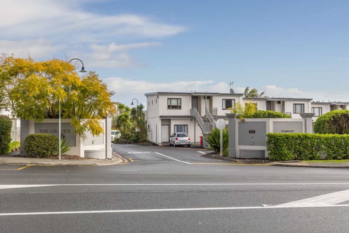 Affordable 1 bed 1 bath 1 parking single-level apartment, in Grange Complex, 82/92 Bush Road, Albany, Auckland