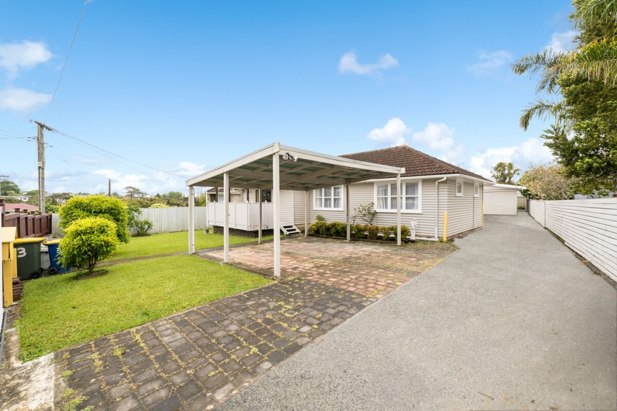 3 beds house on 736m2 section, with 2 beds sleepout, 3 Glen Marine Parade, Glendene, , Auckland