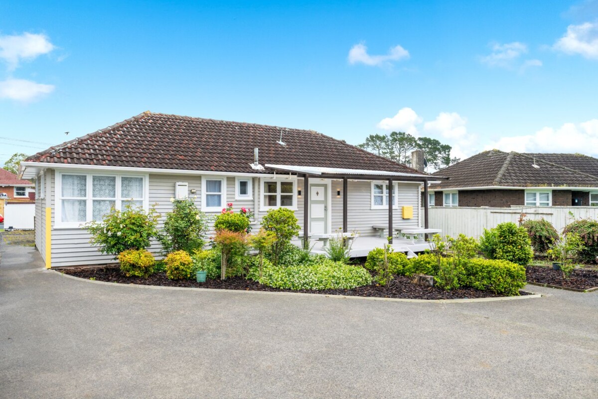 3 beds house on 736m2 section, with 2 beds sleepout, 3 Glen Marine Parade, Glendene, , Auckland