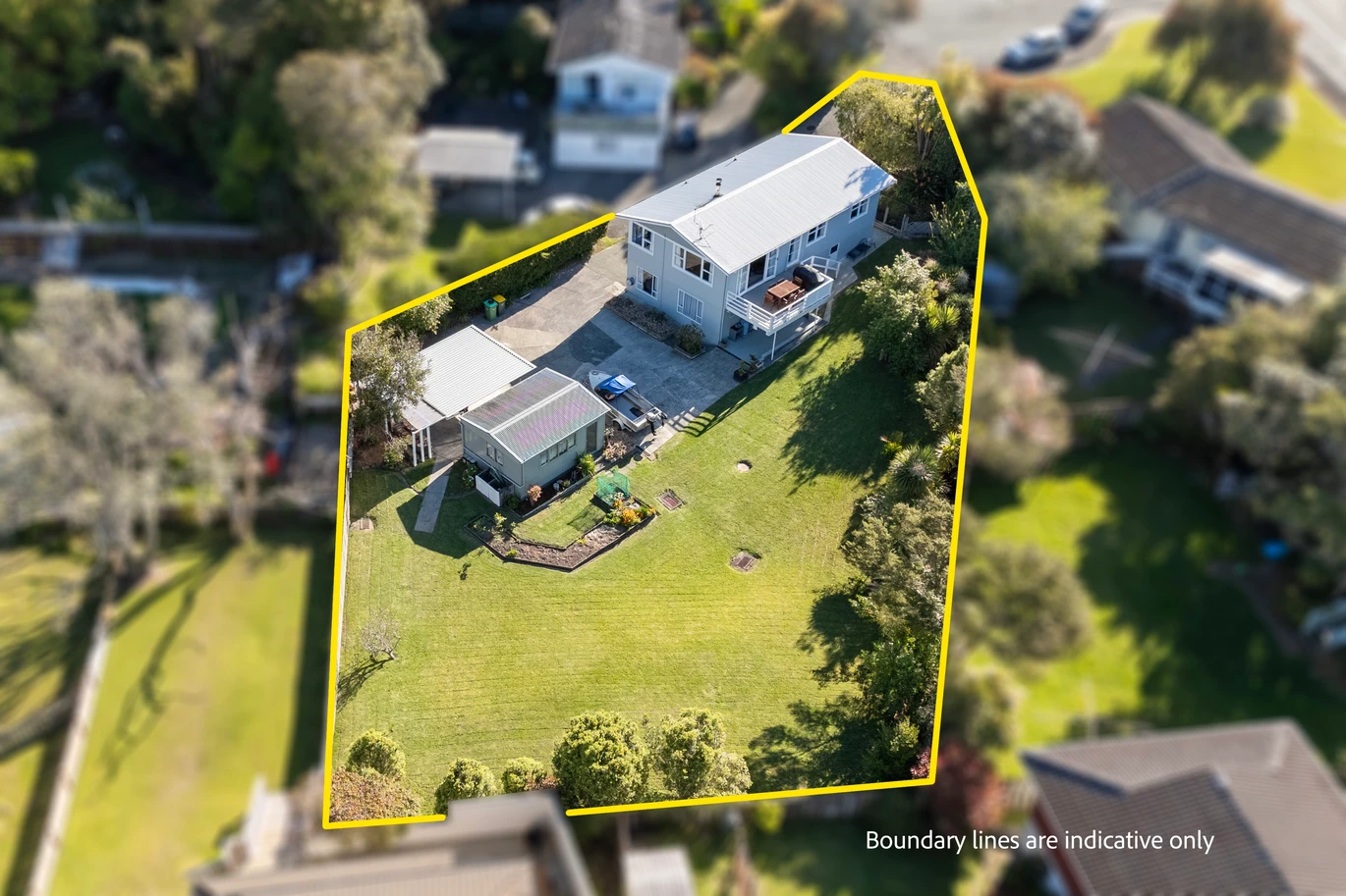 Spacious 4 beds House on 1,201m² Parklike Grounds, 8 Vinceroy Place, Green Bay, Auckland