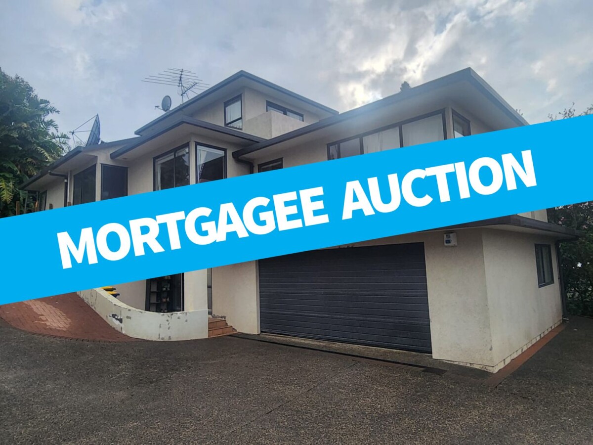 Mortgagee Sale, Freehould 5 beds house on 578m2 section, good school zones, 70A Carlisle Road, Browns Bay, Auckland