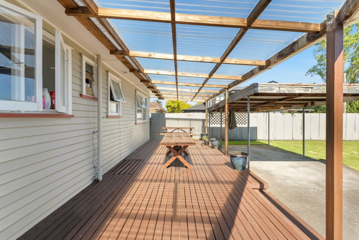 Vendor Downsizing, 3 beds house on 690m2 section, live or develop, 148 Hall Avenue, Favona, Auckland