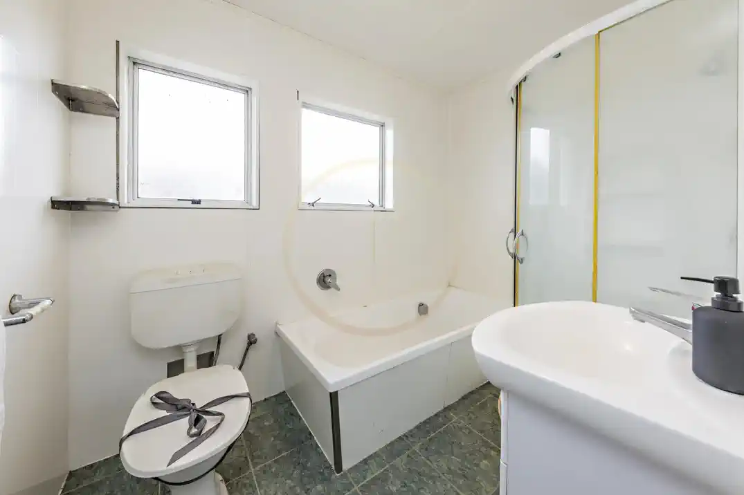 For rent, 3 beds 1 bath 1 Utility room house, Available from November 20, 12 Gray Avenue, Mangere East, Auckland