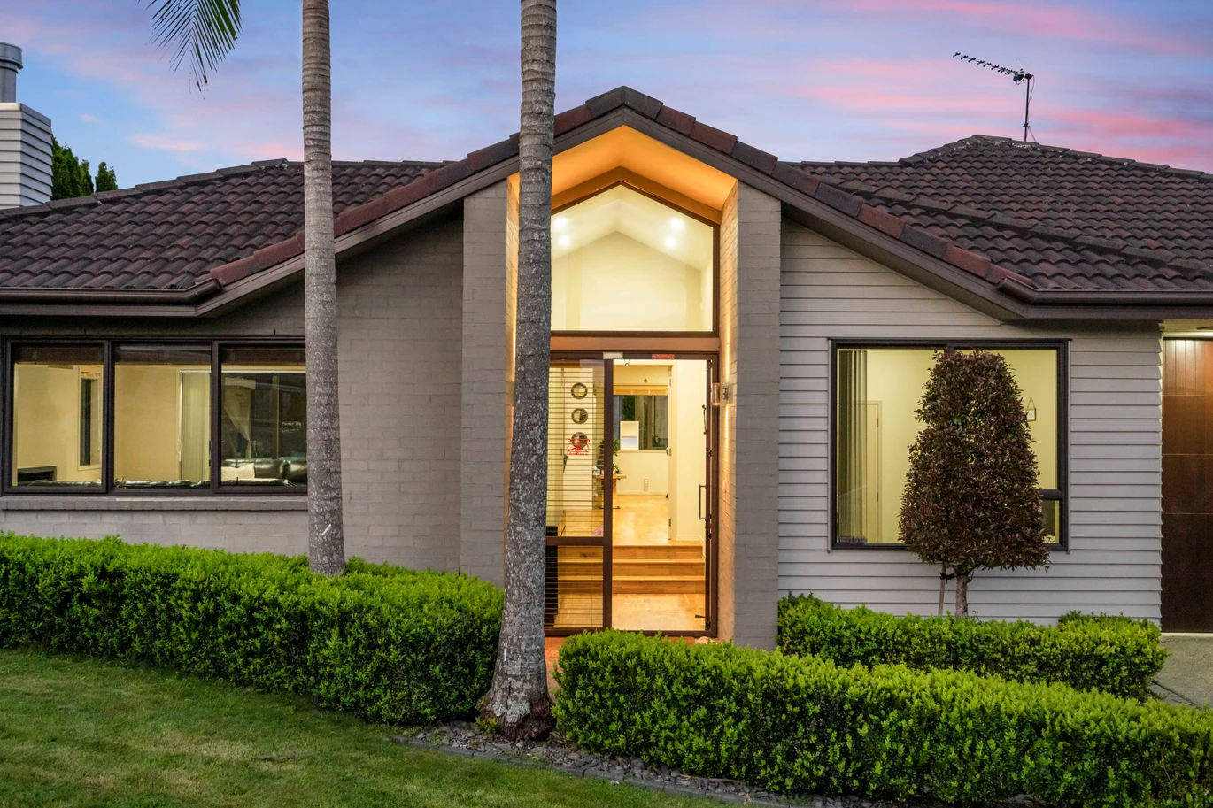Brick and Tile 4 bedrooms house on 548 m2 section, Pergola, walks to schools, 7 Chard Place, Flat Bush, Auckland