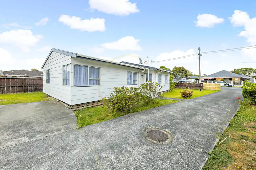 For rent, 3 beds 1 bath 1 Utility room house, Available from November 20, 12 Gray Avenue, Mangere East, Auckland