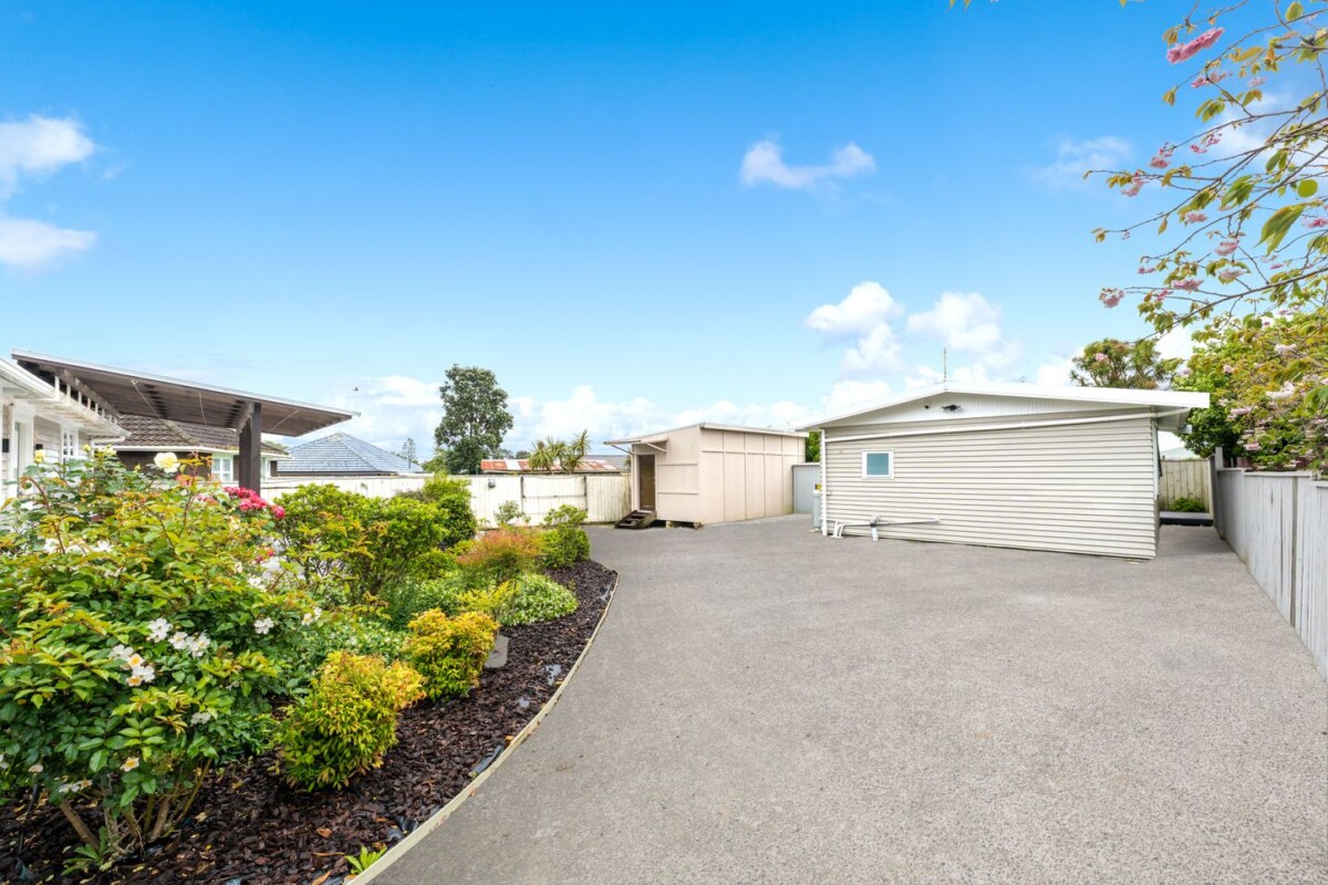 3 beds house on 736m2 section, with 2 beds sleepout, 3 Glen Marine Parade, Glendene, , Auckland