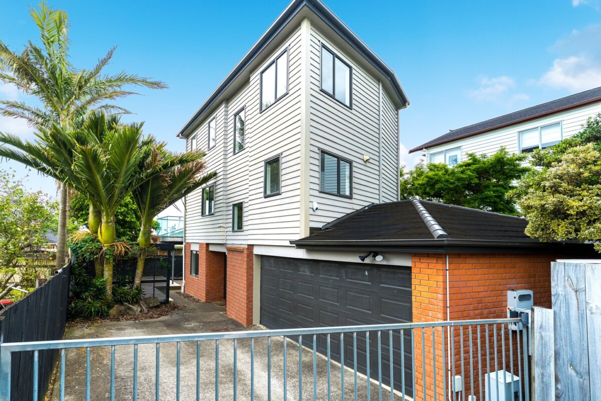 3 beds 3 baths home, walks to Dress Smart, Onehunga Mall, Royal Oak Mall, 870B Manukau Road, Royal Oak, Auckland