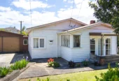 3 beds house on 1,012m² section, live, do=up or develop, 4 Holly Street, Avondale, Auckland