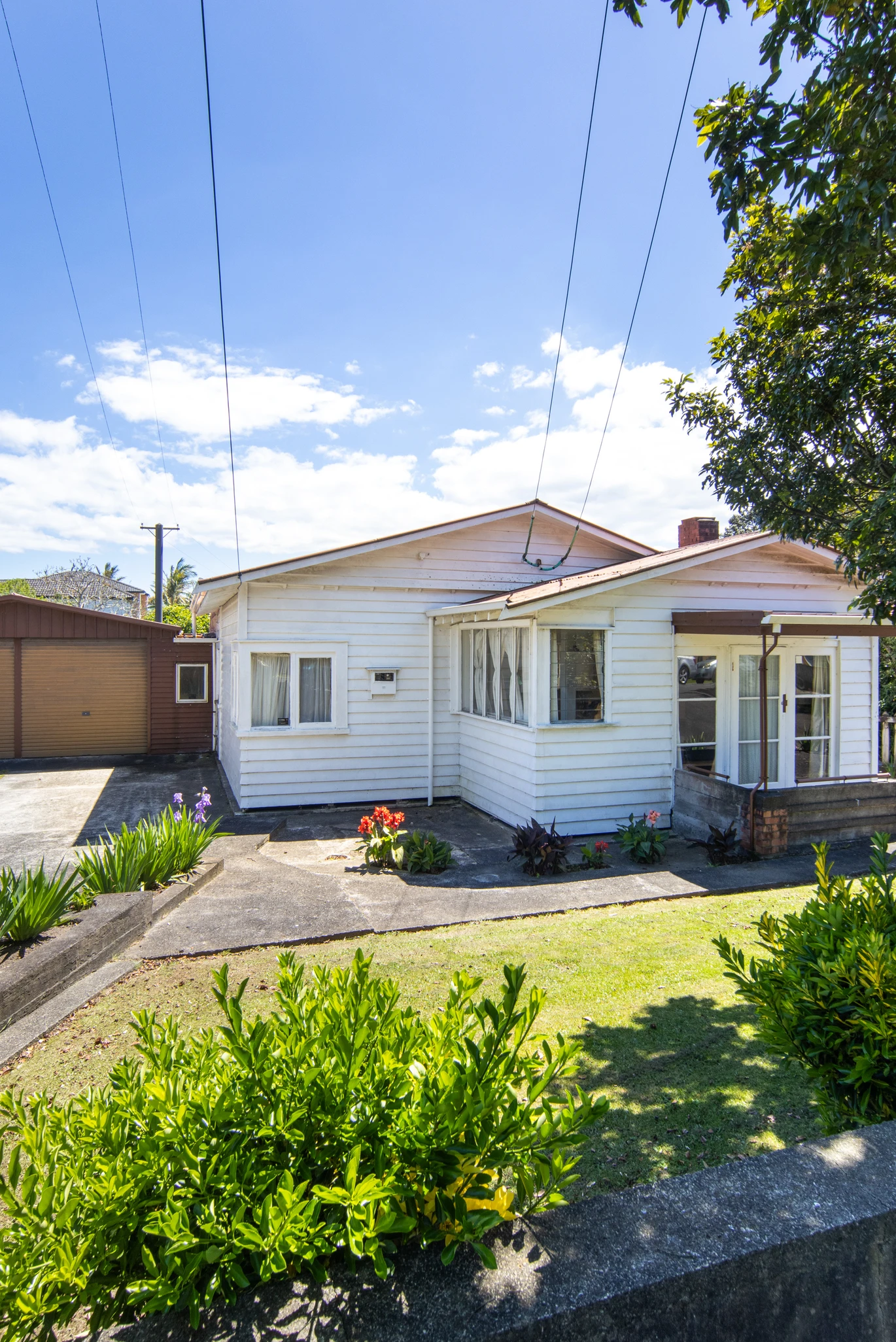 3 beds house on 1,012m² section, live, do=up or develop, 4 Holly Street, Avondale, Auckland