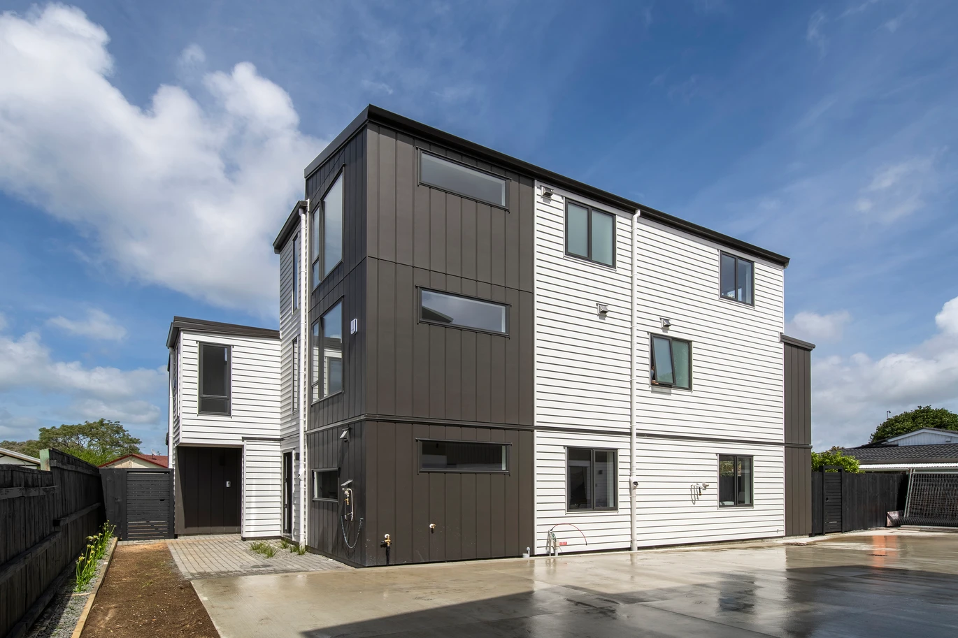 Brandnew standalone 2 beds 1 bath home with car park, close to schools, shops, train station, motorway access, 1/45 Great South Road, Takanini, Auckland
