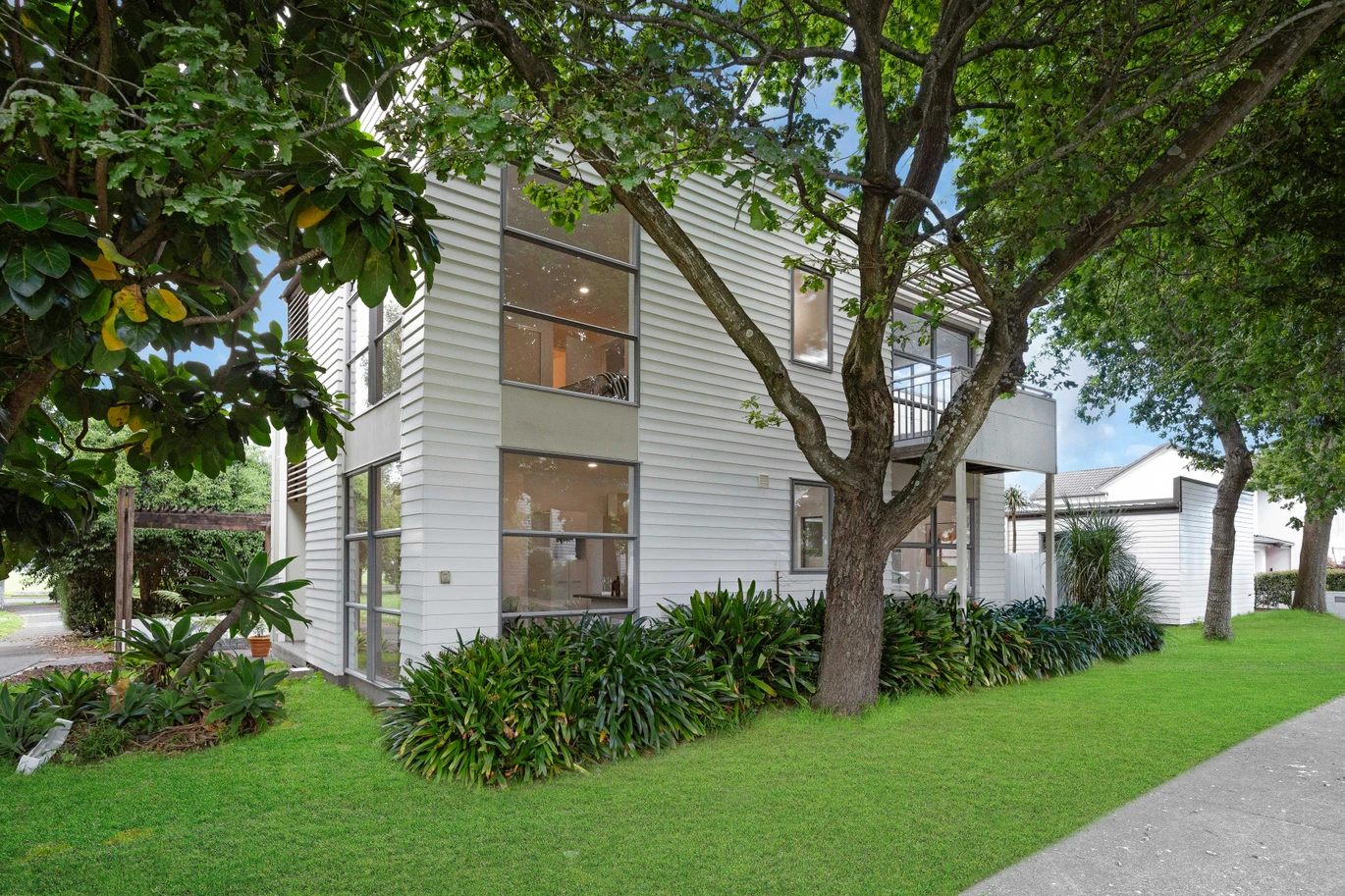 4 beds home on 264m2 section, near shops, schools, and public transport, 44 Figaro Crescent, Takanini, Auckland