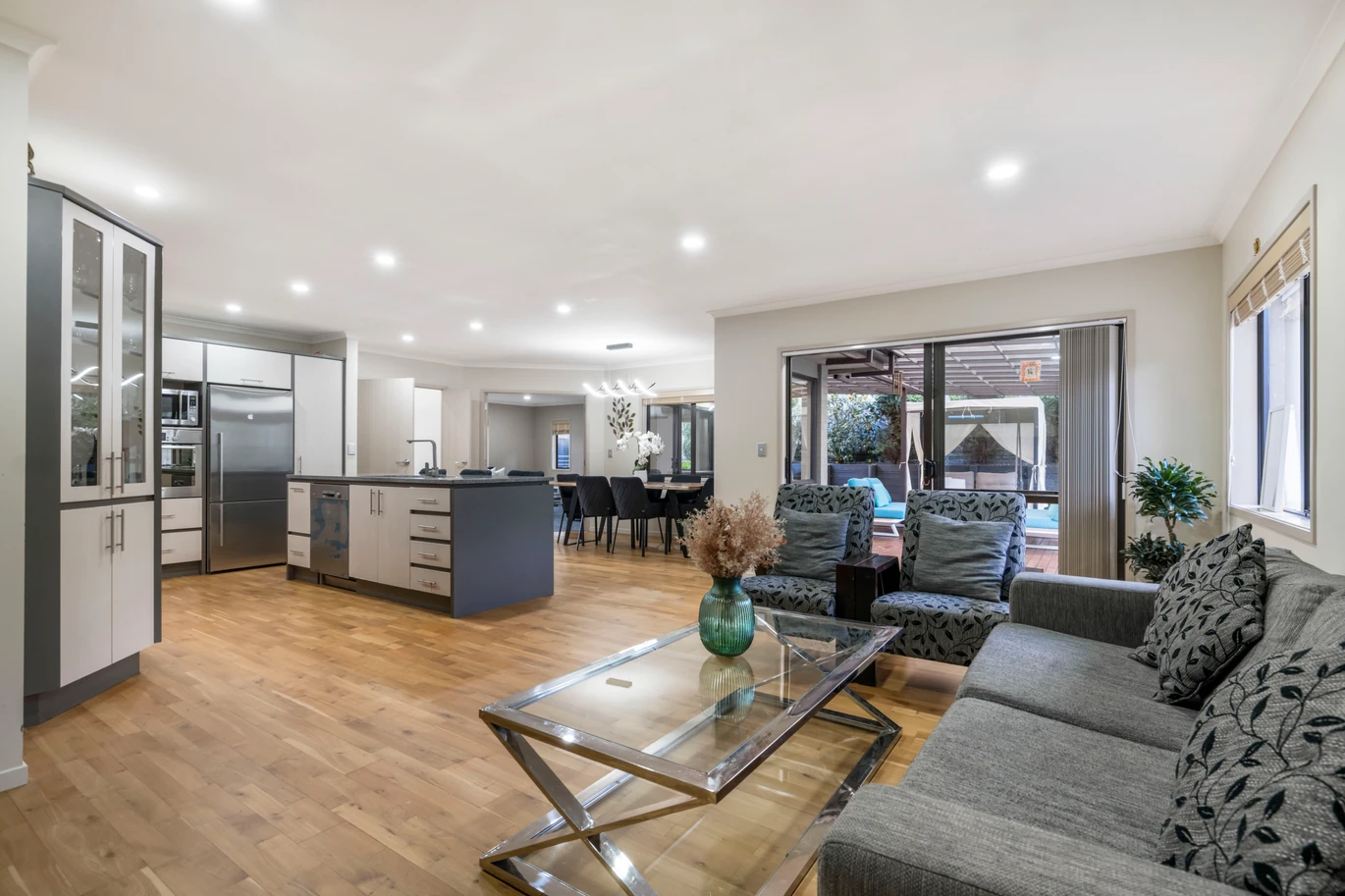 Brick and Tile 4 bedrooms house on 548 m2 section, Pergola, walks to schools, 7 Chard Place, Flat Bush, Auckland