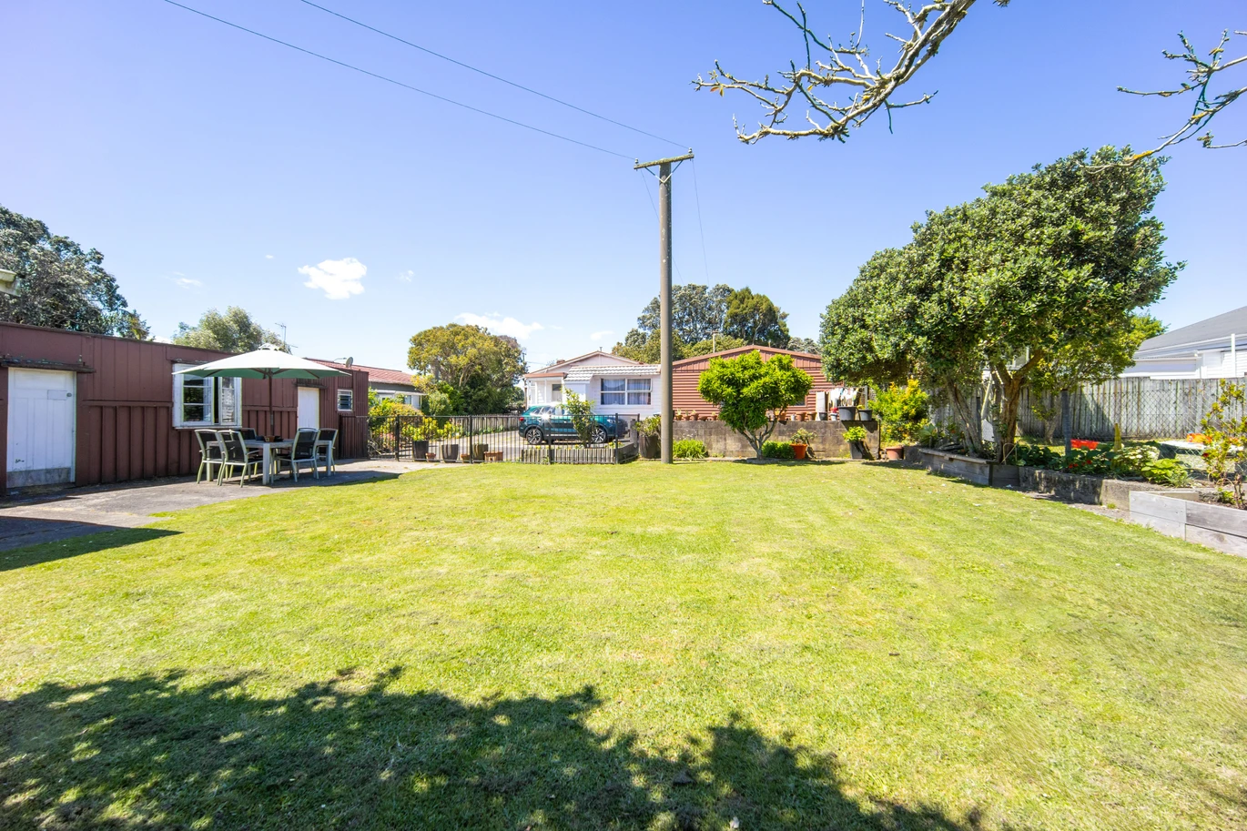 3 beds house on 1,012m² section, live, do=up or develop, 4 Holly Street, Avondale, Auckland