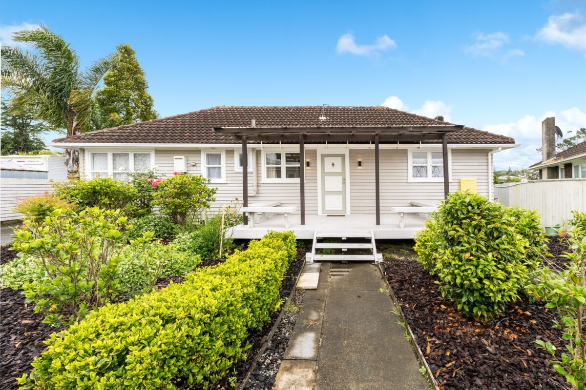 3 beds house on 736m2 section, with 2 beds sleepout, 3 Glen Marine Parade, Glendene, , Auckland