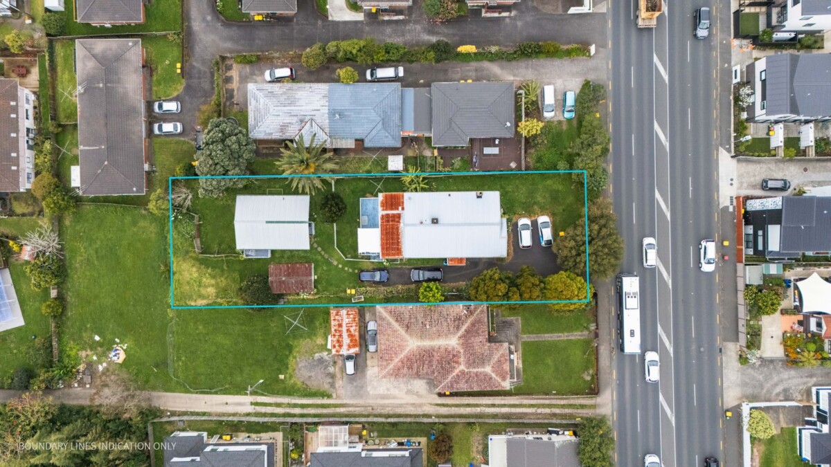 6 beds (4+2) house on 1105m2, walks to Lynn Mall, Zoned Residential – Terrace Housing and Apartment Building, 3199 Great North Road, New Lynn, Auckland
