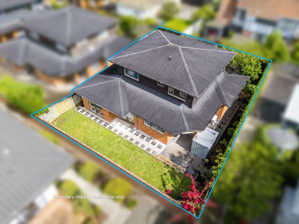 Too Busy To Handle Two Properties, 5 beds house on 437m2 section, 16H Lincoln Road, Henderson, Auckland