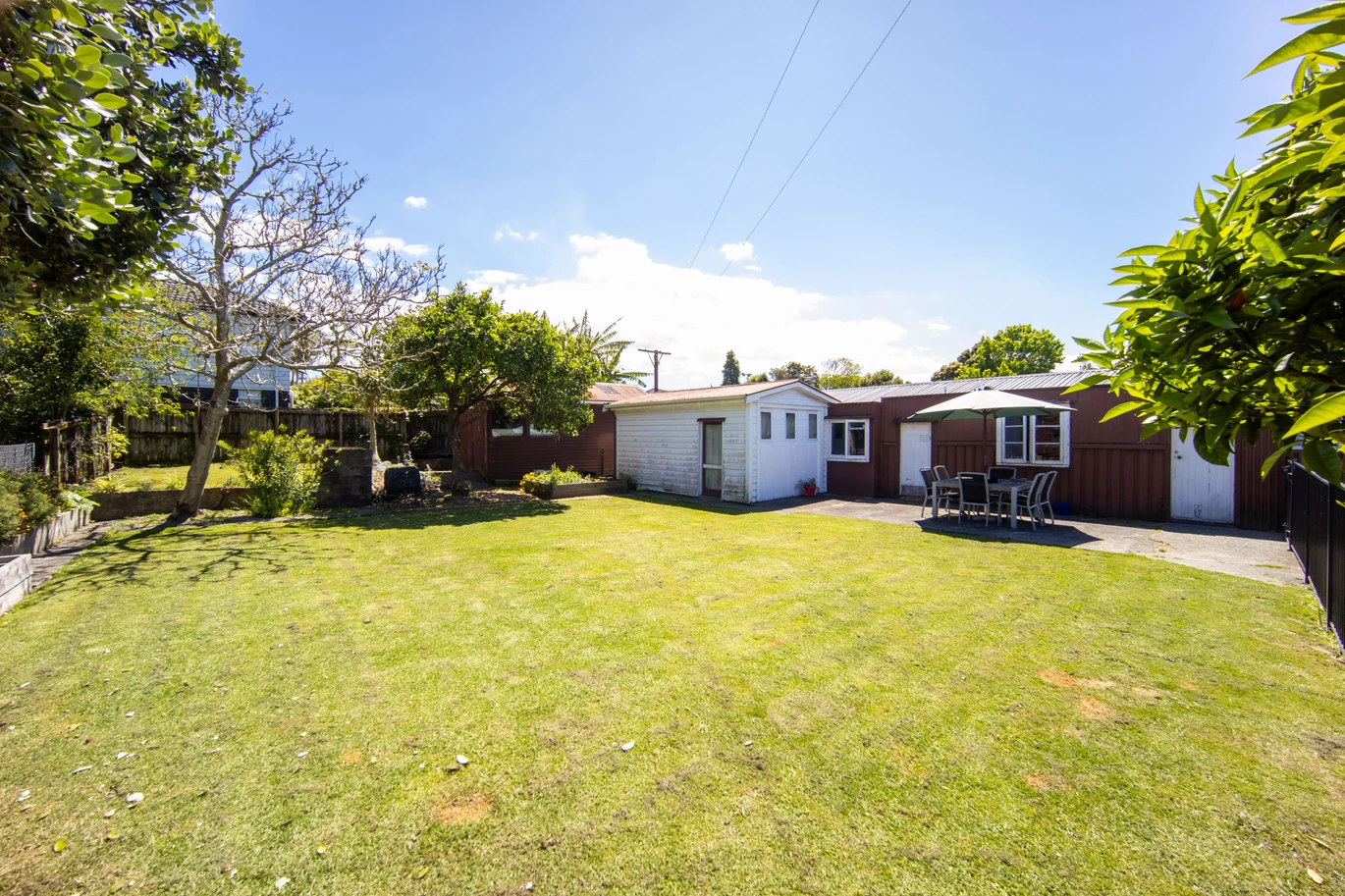 3 beds house on 1,012m² section, live, do=up or develop, 4 Holly Street, Avondale, Auckland