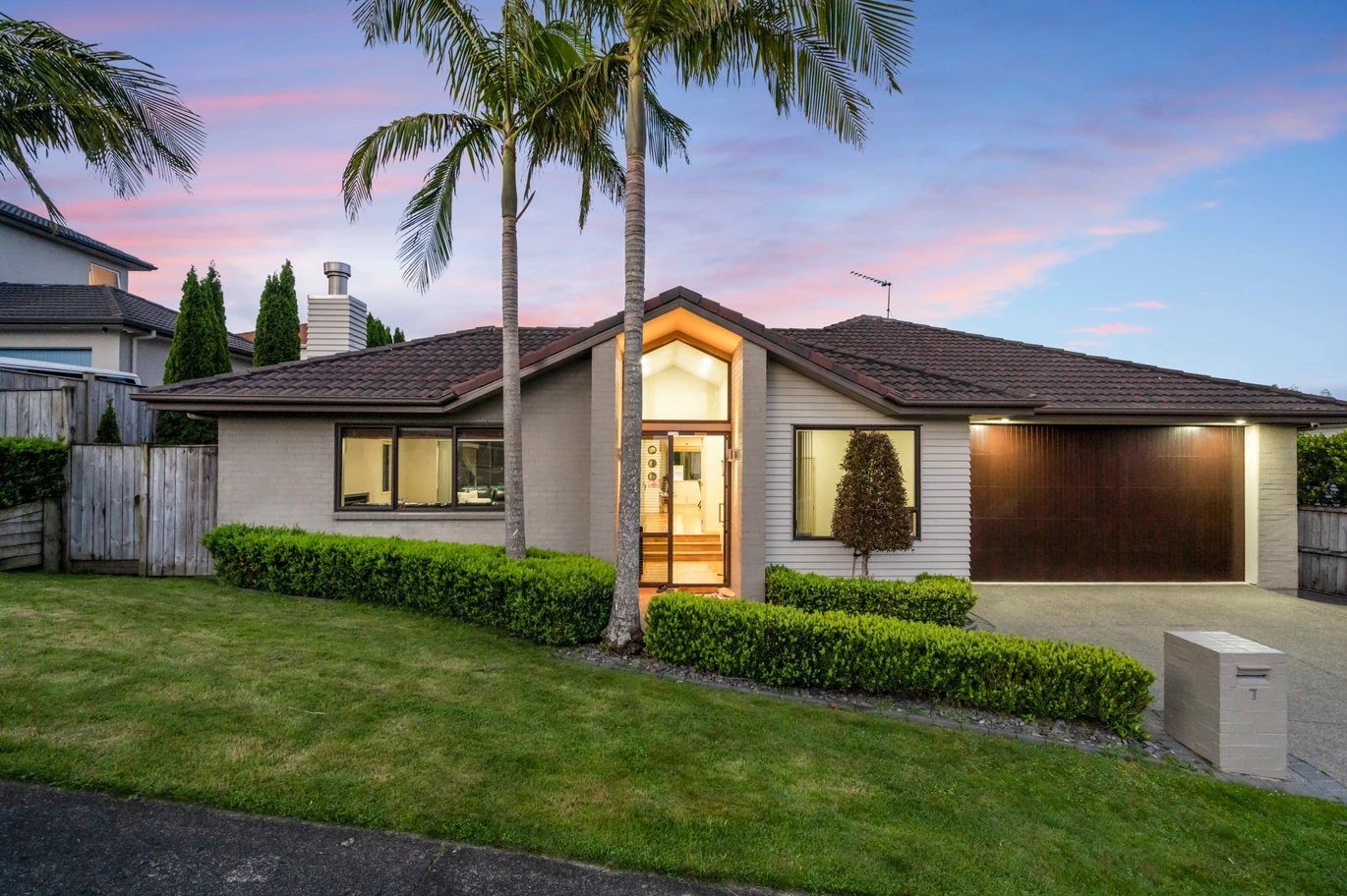 Brick and Tile 4 bedrooms house on 548 m2 section, Pergola, walks to schools, 7 Chard Place, Flat Bush, Auckland