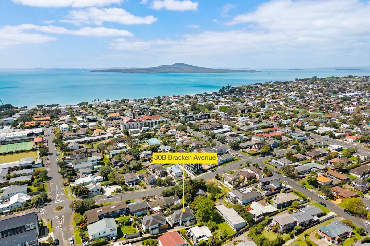 Must sell, Make an offer, Top school zones, 5 beds house on 497 m2 section, central air-conditioning & underfloor heating, 30B Bracken Avenue Takapuna, Auckland