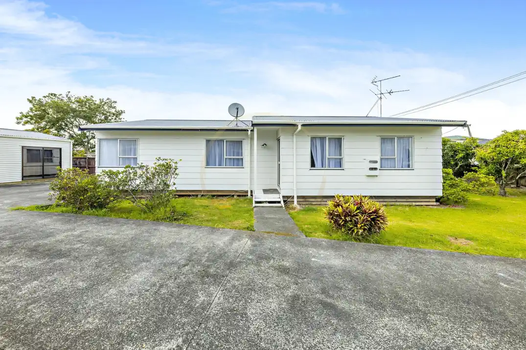 For rent, 3 beds 1 bath 1 Utility room house, Available from November 20, 12 Gray Avenue, Mangere East, Auckland