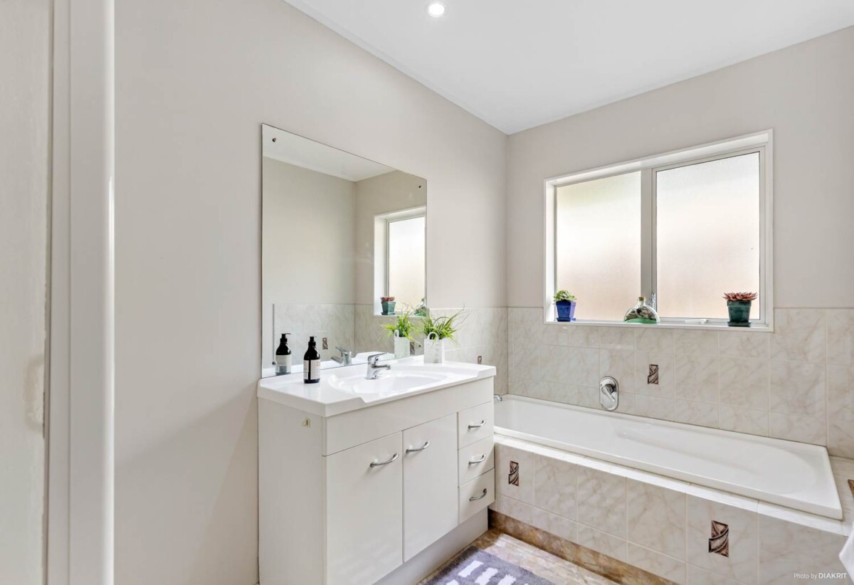 For rent, 3 beds 2 baths house, available 5th December, 1 Ardagh Place, Dannemora, Auckland