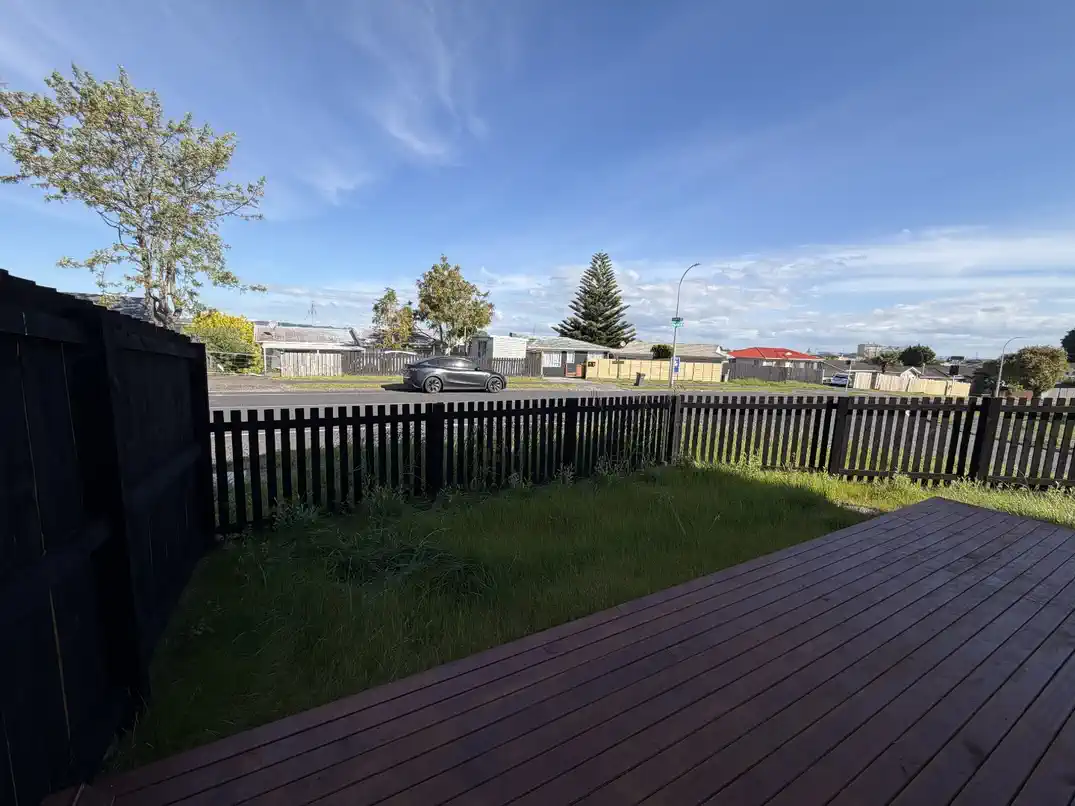 For rent, 4 beds 2.5 baths townhouse, available November 3, 2025, 1/34 Hyperion Drive, Manurewa, Auckland