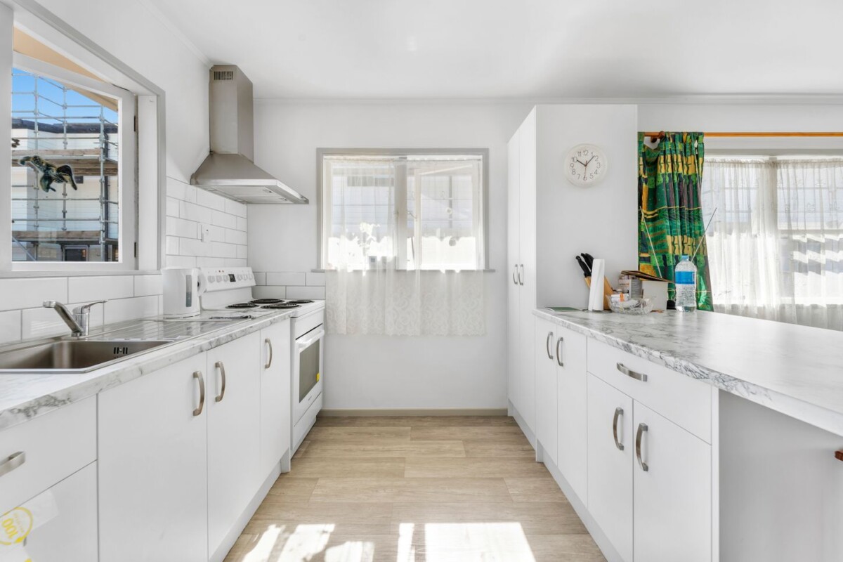 Vendor Downsizing, 3 beds house on 690m2 section, live or develop, 148 Hall Avenue, Favona, Auckland