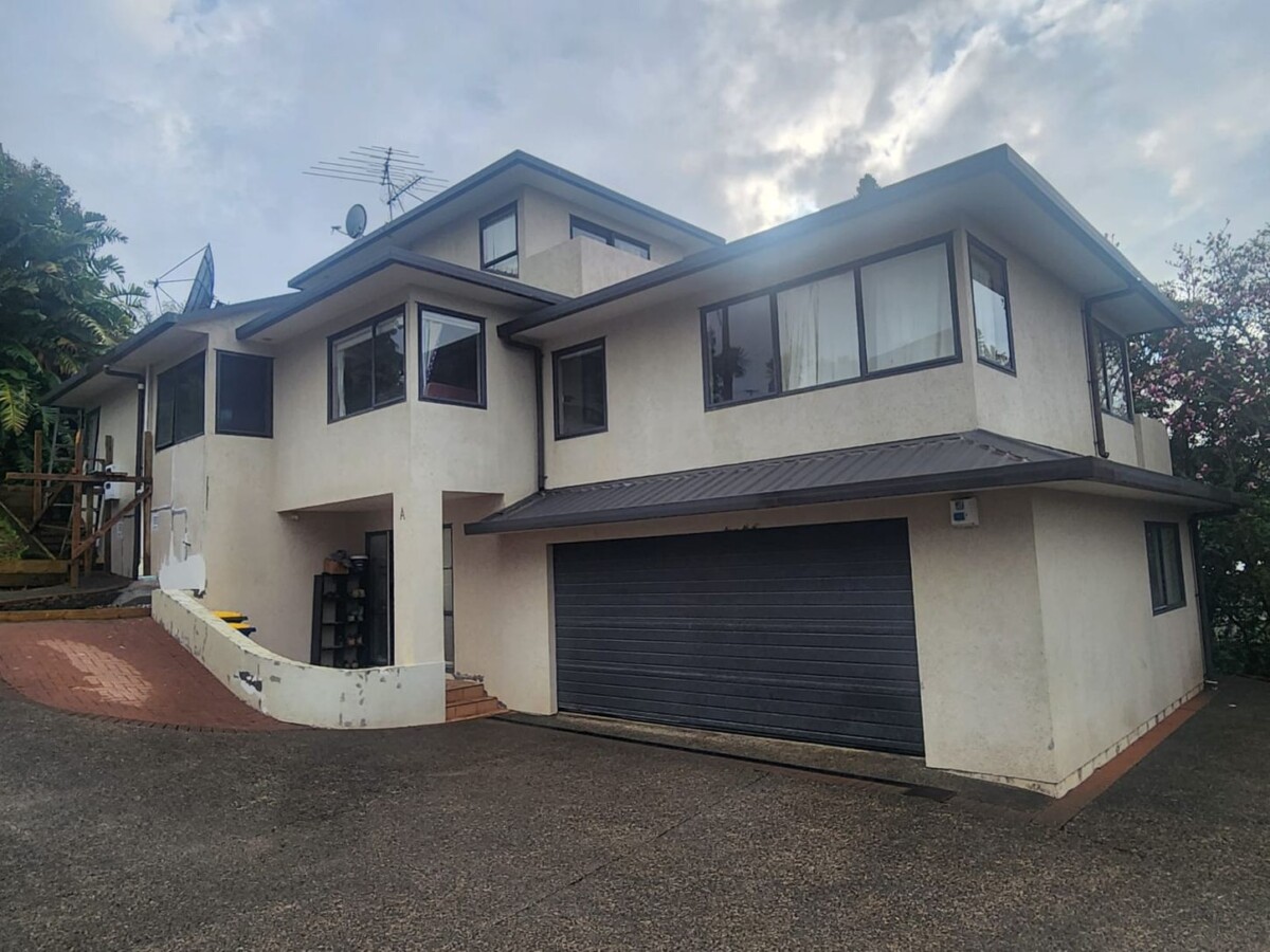 Mortgagee Sale, Freehould 5 beds house on 578m2 section, good school zones, 70A Carlisle Road, Browns Bay, Auckland