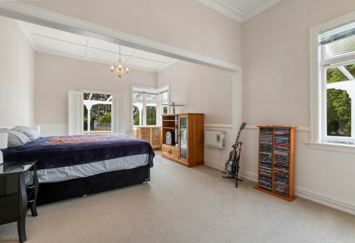 Once in 50 years, 5 beds lifestyle house on 3.782ha land, Mostly zoned in Future Urban, includes two large sheds with 3-phase power and high-pressure water supply, 402 Matua Road, Kumeu, Auckland