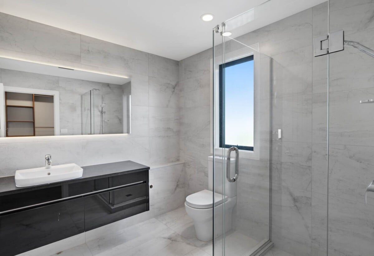 5 beds 5.5 baths house on 707m² section, Panoramic Seaview, a triple garage and a private heated pool, Constructed from polished concrete blocks and aluminum, 66 Seacrest Drive, West Harbour, Auckland