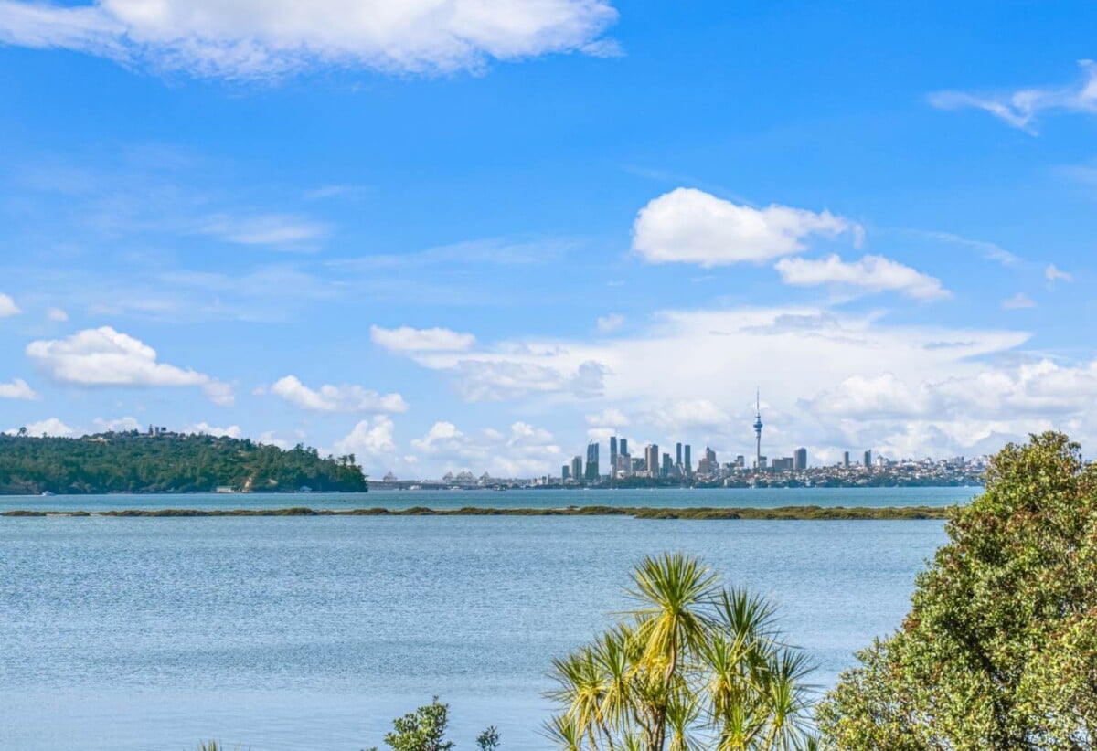 5 beds 5.5 baths house on 707m² section, Panoramic Seaview, a triple garage and a private heated pool, Constructed from polished concrete blocks and aluminum, 66 Seacrest Drive, West Harbour, Auckland