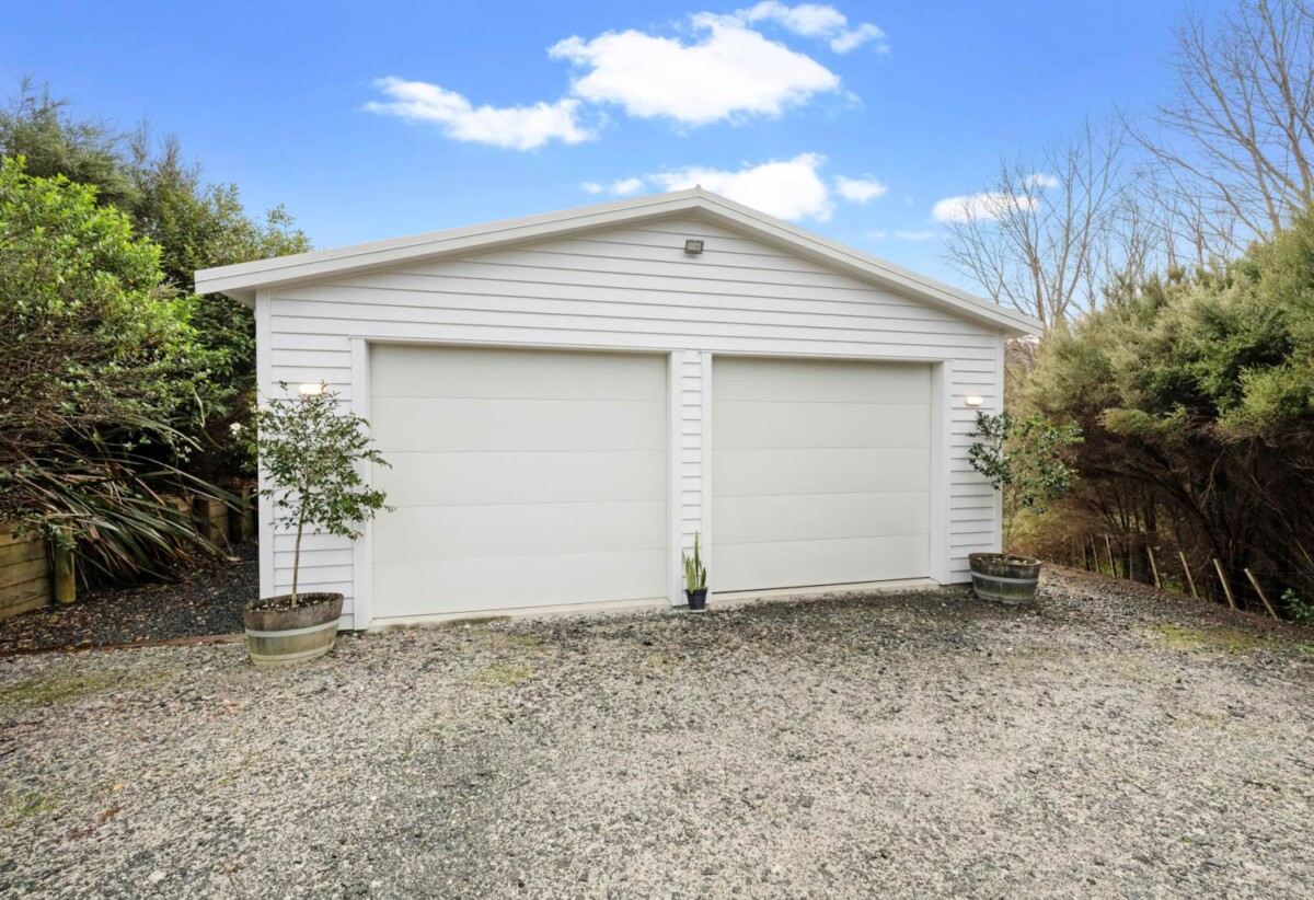 6 beds lifestyle house on 7370m² land, a media room, a swimming pool, and a pool house with a toilet. a 2 beds minor dwelling, a large 8 x 8m workshop, 7 Pineview Lane, Helensville, Auckland