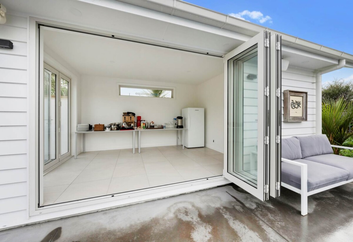 6 beds lifestyle house on 7370m² land, a media room, a swimming pool, and a pool house with a toilet. a 2 beds minor dwelling, a large 8 x 8m workshop, 7 Pineview Lane, Helensville, Auckland